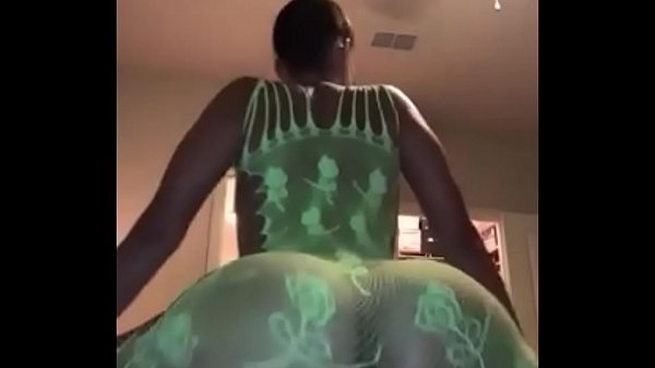 Big ass cheeks bouncing and clapping on dildo